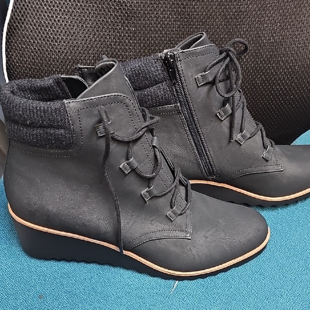 Brand NEW 13 W Stylish Lifestride Black Ankle Boots